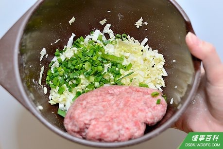 Step 4 将蔬菜和绞肉放在一个大碗中，搅拌均匀。