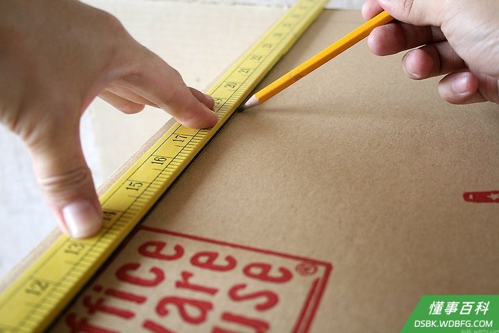 Step 4 用记号笔在箱子内侧每一面的一条边都画出宽度为2.5厘米的线。