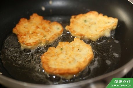 Step 8 馅饼的两面都要煎2-3分钟。