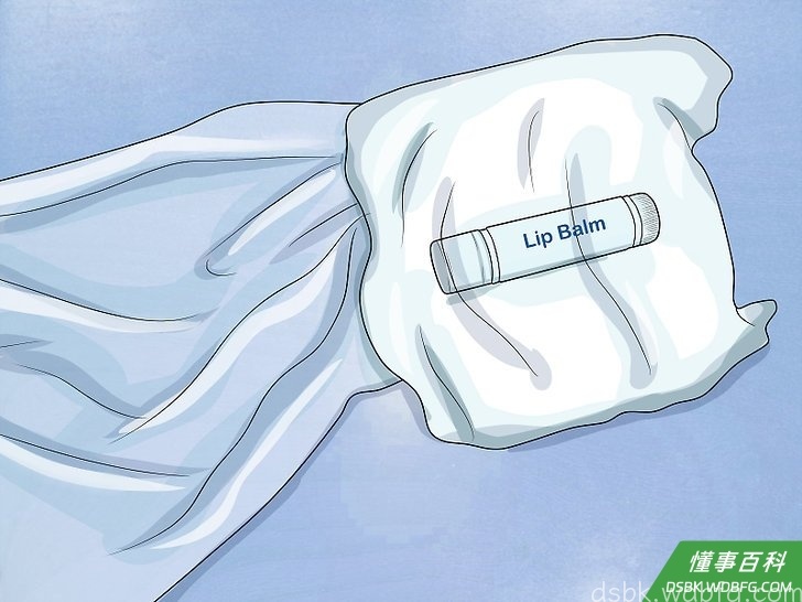 Step 3 从中间那堆礼物里挑选一样，用一层保鲜膜裹在球体表面。
