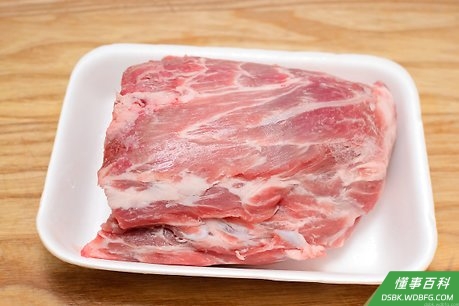 Step 5 将油腻的肉放入慢炖锅中。