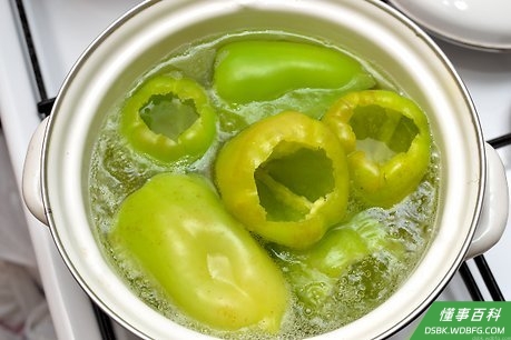 Step 3 将灯笼椒煮5到7分钟。