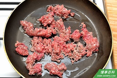 Step 4 用平底锅和1汤匙橄榄油炒1公斤牛肉。