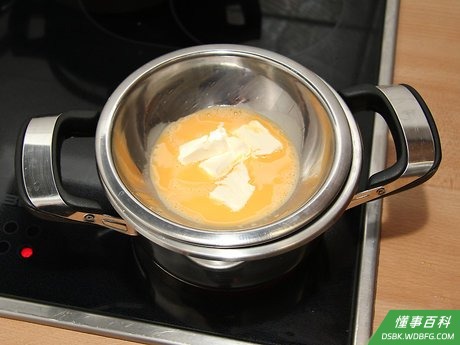 Step 6 慢慢倒入融化的黄油，一边倒一边搅拌。