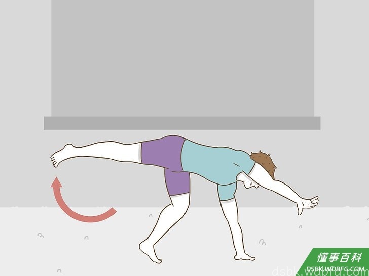 Step 3 身体开始倒立时,把第一只手(也称作“引导手”)撑在你前方的地面上。
