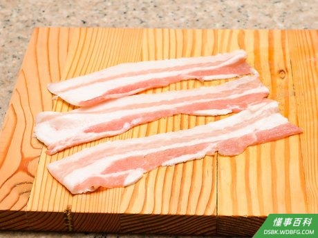 Step 1 加入培根或者咸猪肉。