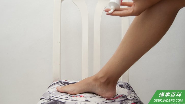 Step 3 慢慢地挤出适量乳膏。