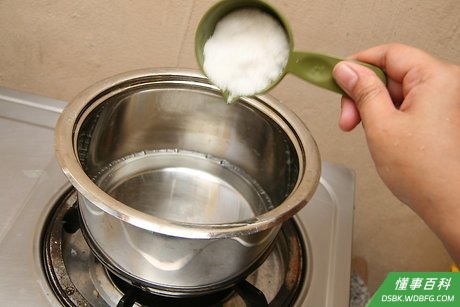 Step 1 水烧开，加入糖。