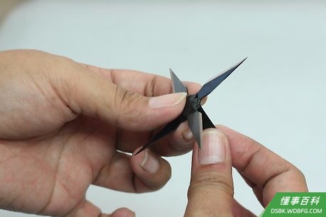Step 4 用更多的胶带牢固飞镖。