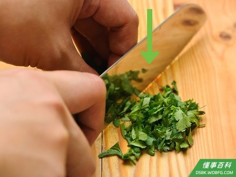 Step 2 将香草撕碎或者切碎。