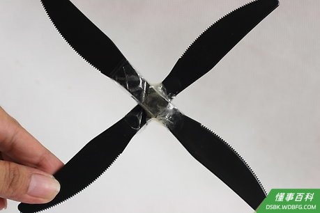 Step 4 把两套刀刃连在一起。