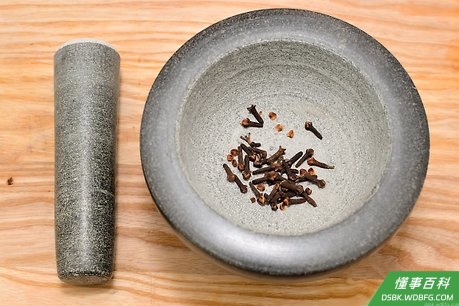 Step 2 把原材料放进研钵里。