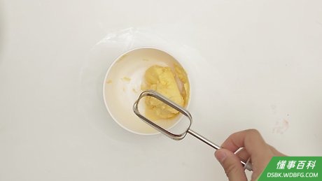 Step 6 舀入4勺无盐黄油，搅拌至全部融化，然后放在一边大概15分钟冷却变稠。
