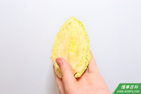 Step 2 加入切碎的卷心菜和胡萝卜,做成美式炒面。