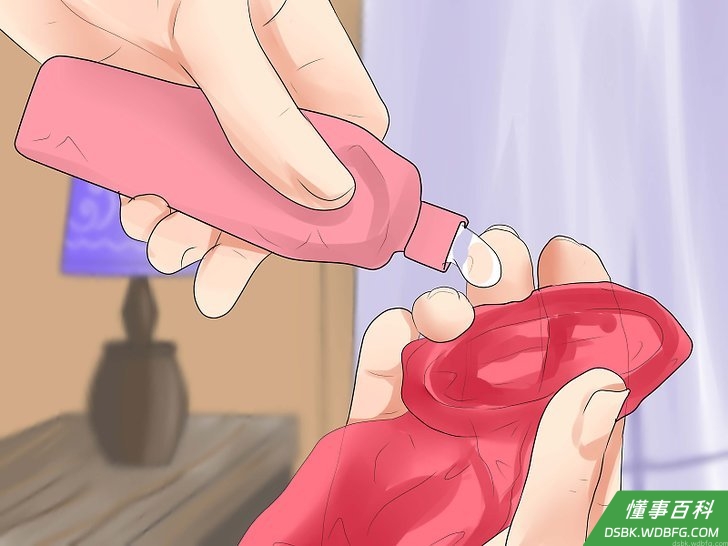Step 3 将杀精子剂或润滑剂抹在女用避孕套封闭端的外侧上。