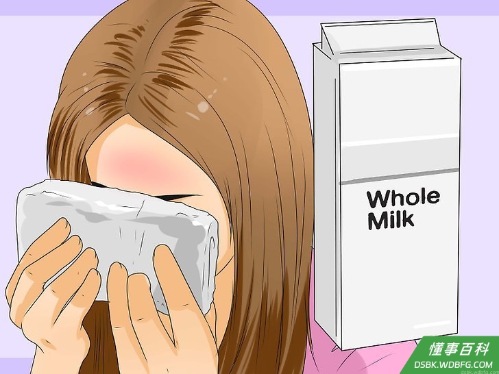 Step 3 将全脂牛奶涂抹在皮肤上。