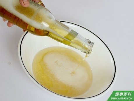Step 1 将啤酒倒入一只大碗里。