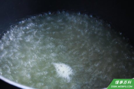 Step 3 把水或牛肉高汤烧开。