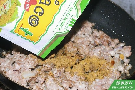 Step 3 加入塔可的调味料,不停搅拌直至将牛肉裹满。