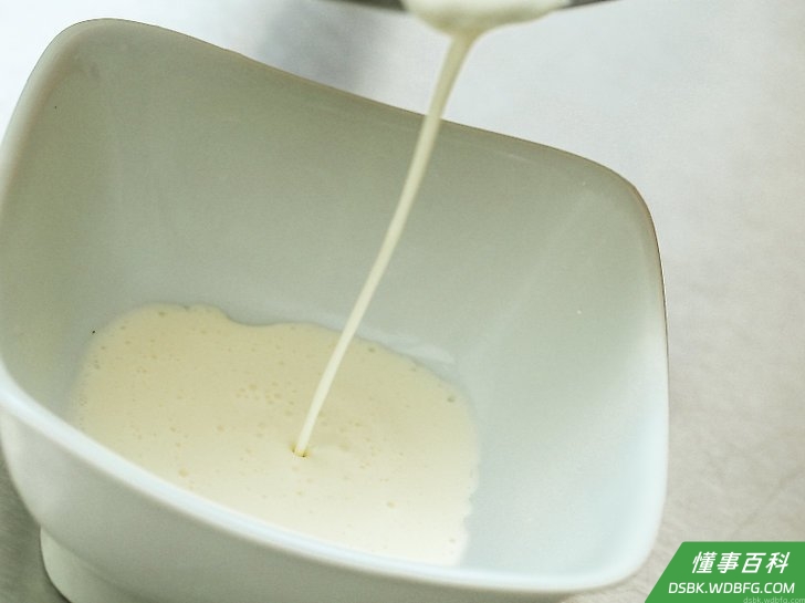 Step 5 将从黄油中分离出来的脱脂乳倒出来。