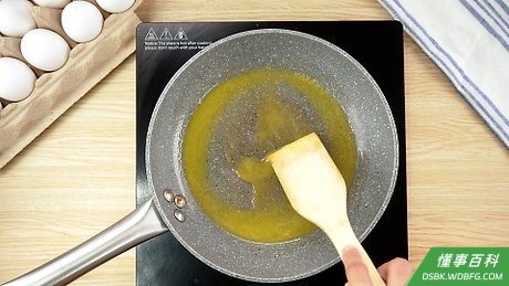 Step 1 在小金属平底煎锅中加热一小块黄油。