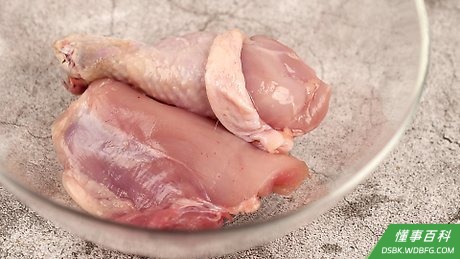Step 1 把鸡肉放进碗、保鲜盒或者锅子里。