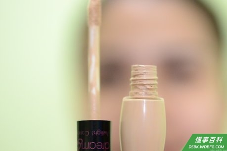 Step 3 使用遮瑕膏来盖住斑点和痘痘。