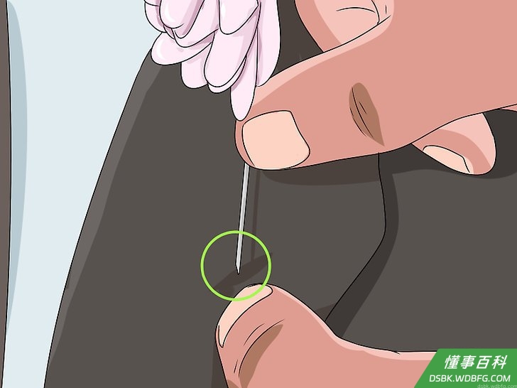 Step 3 如果没有纽孔，就用别针直接穿过翻领。