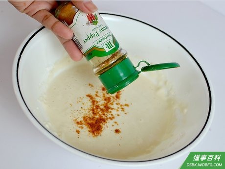 Step 3 加入红辣椒末,酱油和其他调味料适量。