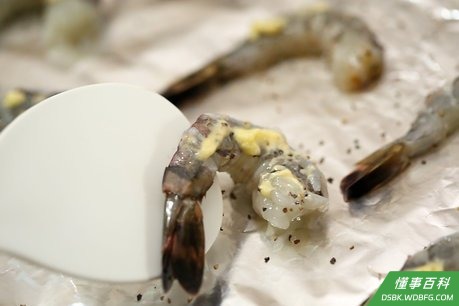 Step 5 融化黄油或橄榄油，还可以加入盐、黑胡椒粉、大蒜粉和其他任何虾调味料。