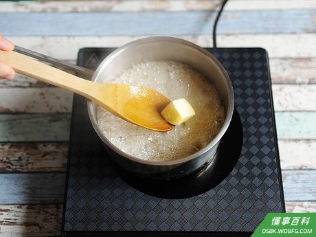 Step 5 加入黄油,继续煮。