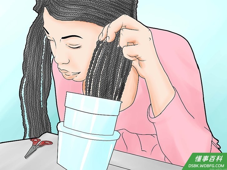 Step 7 将发尾浸在沸水中，这样做可以使编发维持的时间变久。