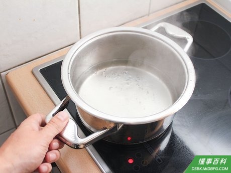 Step 3 糖溶化后让糖浆保温。