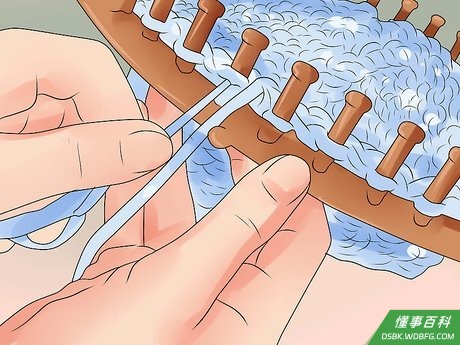 Step 3 用针织机织帽子。