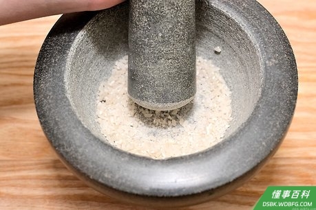 Step 3 试着用干大米来处理难以去除的气味和污渍。