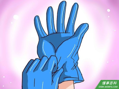 Step 3 把松鼠宝宝抱起来。