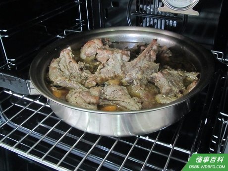 Step 6 把盖拿下来煮20分钟，这样可以让肉变成诱人的棕色，汤汁也更好蒸发。