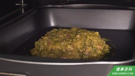 Step 5 把肉放进烤箱烤大约75分钟。