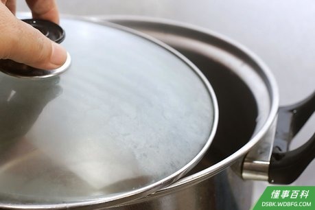 Step 1 加入热水至锅的手柄处。