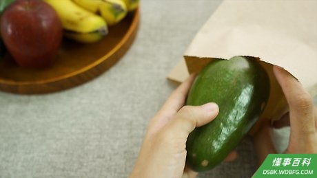 Step 1 把生牛油果放入一个牛皮纸口袋里。