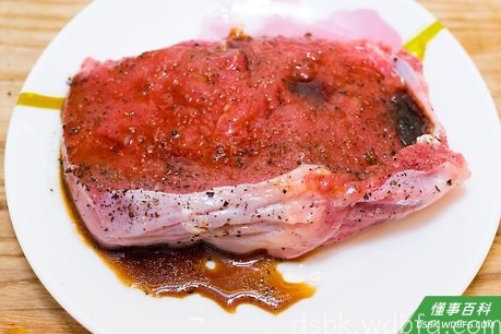 Step 1 腌牛排。