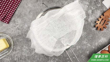 Step 1 准备好过滤器，把干酪布包摊在过滤器上，然后放在无抗电性碗上面，把这个装置放在工作台上，随时准备盛奶酪混合物。...