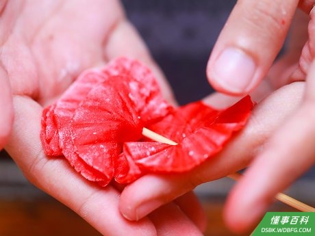 Step 6 剩下的圆片也都穿在竹签上。