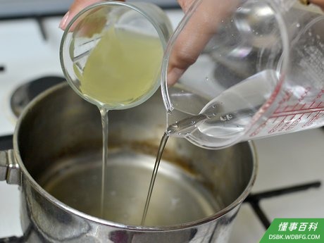 Step 2 将所有原料混合在一个小平底锅里，用中火烹制。