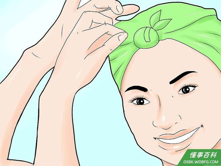 Step 4 睡觉前，在辫子上围一块丝质的或者绸缎的围巾，用平滑的面料包裹在夜间保护头发。