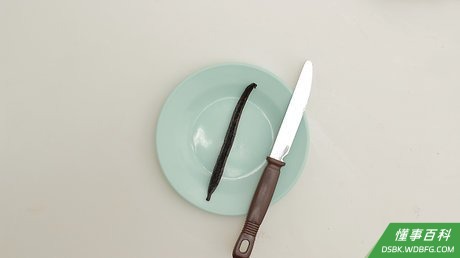 Step 4 香草豆荚竖长剖开两半，取出豆，备用。