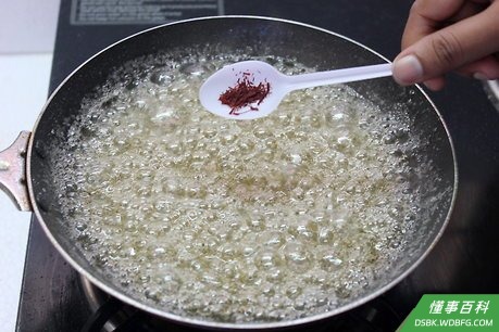 Step 2 加入藏红花，搅拌均匀。
