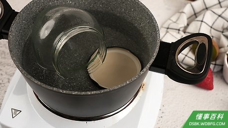 Step 1 对罐子进行消毒。