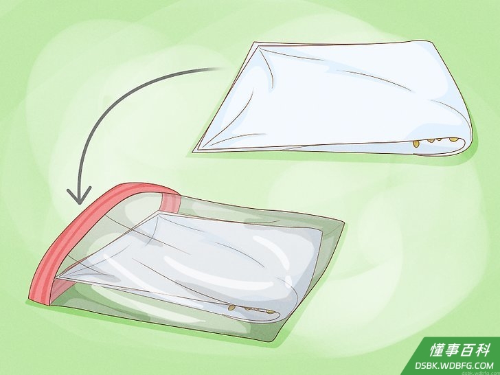 Step 9 把纸巾放进塑料密封袋里,然后封口。