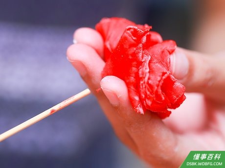 Step 7 把花从竹签上拨下来。